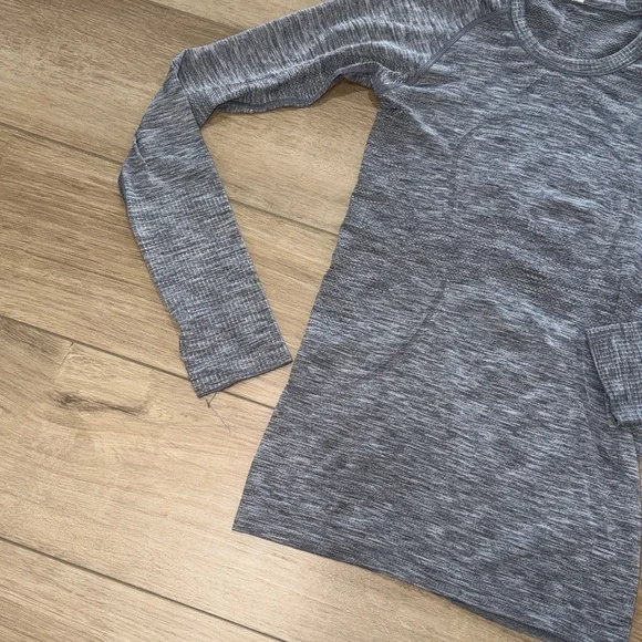 lululemon Swiftly Tech Long Sleeve Crew designed for running and training size 4 - Picture 2 of 6